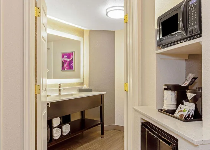 Panama City Hotels With Jacuzzi in Room
