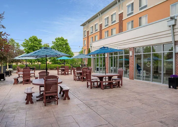Noblesville Hotels