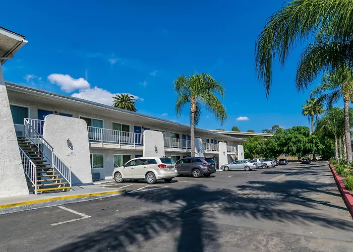 Redlands Beach hotels