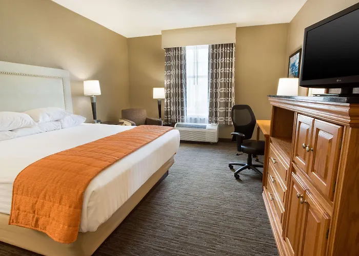 Lafayette Hotels With Jacuzzi in Room