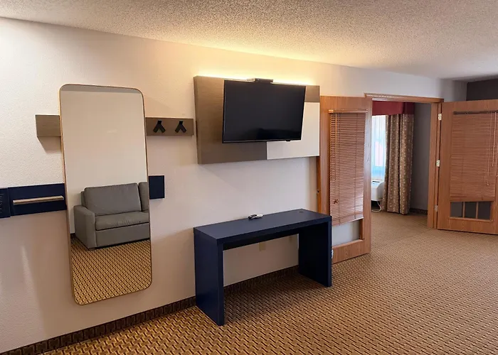 Portage Hotels With Jacuzzi in Room