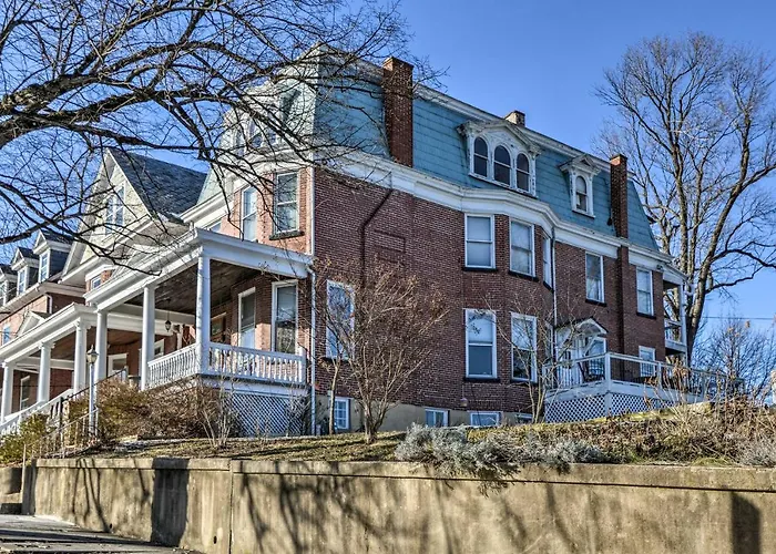 Hotels near F Brooke Whiting House Museum